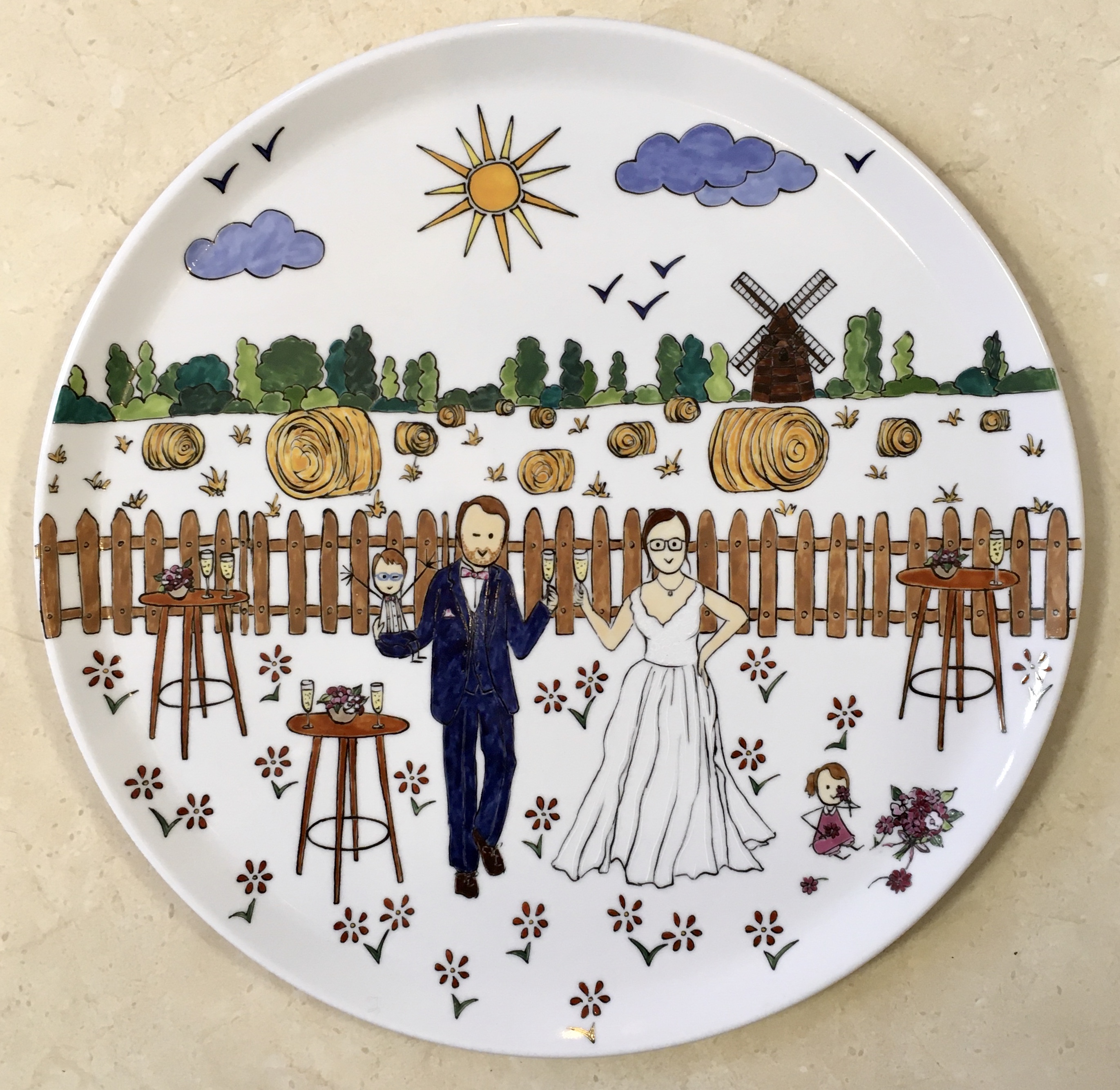 - Cadeau de mariage plat à tarte en porcelaine personnalisé à l'occasion d'un mariage dans un style naïf.